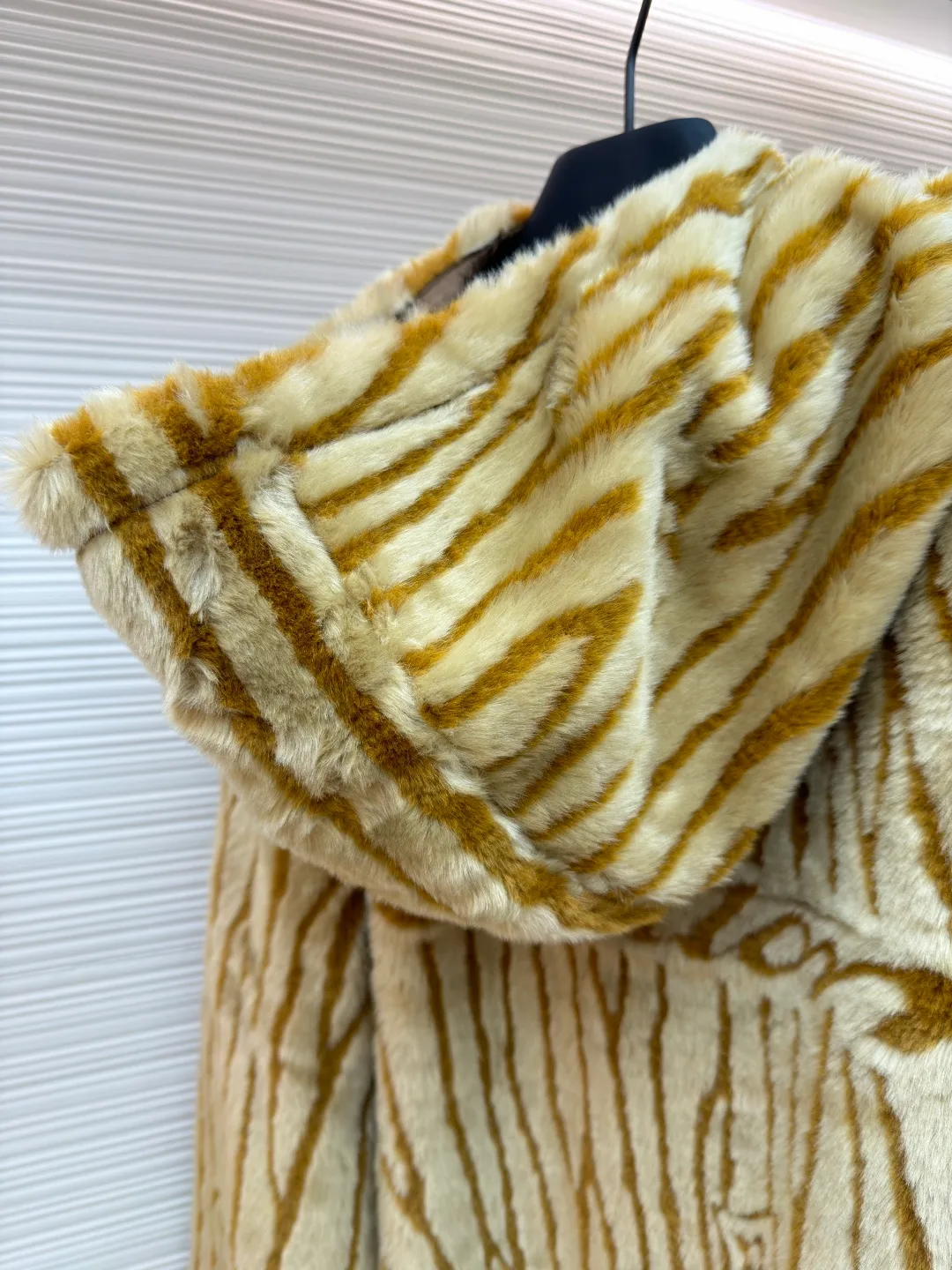 LOUIS VUITTON SKI ski series EPI suede hooded tunic jacket ●Original version: purchased and developed by 18109 ●Item number: 1681988-B60 ●Fabric: nylon fabric ●Technology: Positioning cutting machine ●Color: Khaki ●Version: Fitted version ●Weight: about 1140 grams ●Size: S-M-L-XL ●Description: EPI suede hooded tunic jacket. This hooded tunic jacket is made of soft faux fur suede fabric embellished with Epi leather. It pays tribute to the brand's leather goods heritage. The elegant pattern incorporating Momlgram elements and the handwritten Vuitton logo on the back outline the three-dimensional texture. The casual configuration is suitable for happily gathering with friends after playing in the snow. Main fabric: Base fabric: 100% polyester, plush, acrylic, modified acrylic, lining: 100% nylon, full-width product logo pattern, imitation fur suede fabric for a three-dimensional effect. The overall wiring is straight and delicate, the fabric is comfortable and soft, and the color is consistent without color difference. It can be matched with the same style to create a fashionable look and control various occasions. Customized accessories, complete with three standards, same style for men and women!